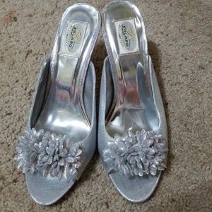 FREE WITH 20.00 BUNDLE....Bolaro silver party shoes